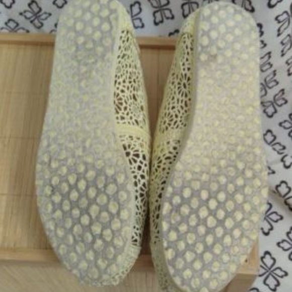 Toms Ladies Crochet Lace Slip-On Size 6 - Picture 4 of 8